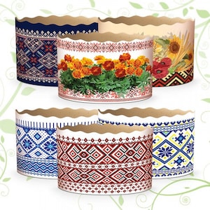 Może przedstawiać: Zestaw sześciu białych papierowych foremek do pieczenia z r&oacute;żnymi kolorowymi wzorami haftowanymi. Wzory obejmują wzory kwiatowe, geometryczne i tradycyjne.