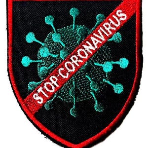 Może przedstawiać: Czarno-czerwona naszywka haftowana z zielonym wirusem i napisem "STOP CORONAVIRUS" w kolorze białym.