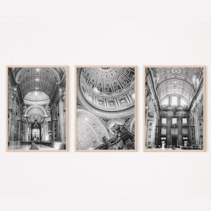 Op de afbeelding: Set van drie ingelijste zwart-wit prints met architecturale details van een kathedraalinterieur. De afbeeldingen tonen de koepel, bogen en ingewikkelde plafondontwerpen van het gebouw.