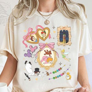 Maglietta con ciondolo Neverland di Coquette, maglietta con fiocco a nastro da fiaba, grafica braccialetto Never Grow Up, completo per viaggio tra ragazze al Magic Kingdom, cornice vintage