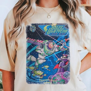 ヴィンテージ トイストーリー ディズニー シャツ、バズ ライトイヤー トイストーリー T シャツ、コンフォート カラーズ ディズニー T シャツ、おもしろいマジック キングダム、ディズニー ファミリー旅行