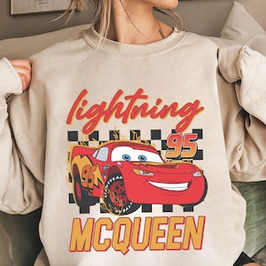 Camiseta de Rayo McQueen de Disney Cars, sudadera de carreras con bandera a cuadros del 95, camiseta de equipo de boxes para cumpleaños de niño, regalo de vacaciones familiares de Disney imagen 1