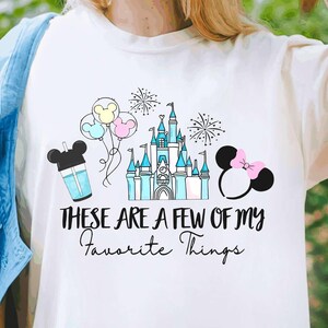 Camiseta de aperitivos Estas son algunas de mis cosas favoritas de Disney, Camiseta del Castillo de Disney, Camiseta con orejas de Minnie, Atuendo divertido de Disney, Viaje familiar de Disney
