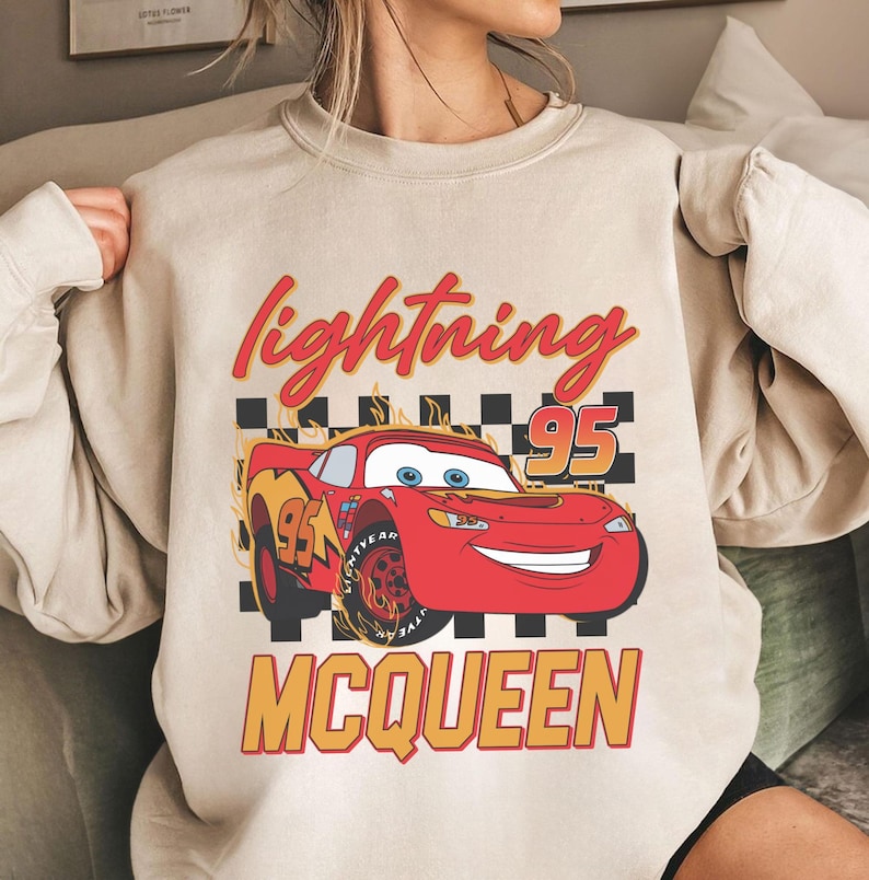 Camiseta de Rayo McQueen de Disney Cars, sudadera de carreras con bandera a cuadros del 95, camiseta de equipo de boxes para cumpleaños de niño, regalo de vacaciones familiares de Disney imagen 1