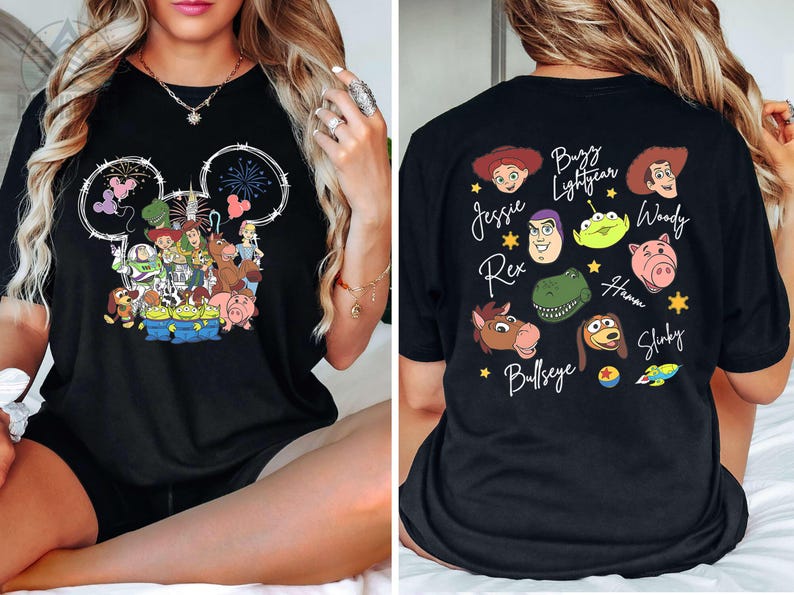 Pu&ograve; includere: T-shirt nera con un design a tema Disney. La parte anteriore mostra un contorno della testa di Topolino con fuochi d'artificio e personaggi di Toy Story. Il retro presenta volti di personaggi e nomi come Buzz Lightyear e Woody.