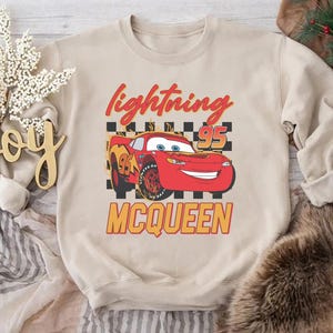 Camiseta de Rayo McQueen de Disney Cars, sudadera de carreras con bandera a cuadros del 95, camiseta de equipo de boxes para cumpleaños de niño, regalo de vacaciones familiares de Disney imagen 5