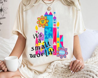 ディズニー「イッツ・ア・スモールワールド」シャツ、カラフルなマジックキングダムTシャツ、コンフォートカラーTシャツ、誕生日プレゼントシャツ、ディズニーランド家族旅行