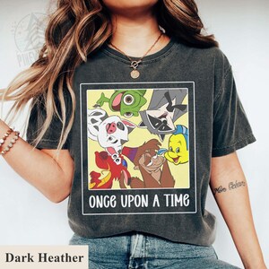 Op de afbeelding: Donkergrijs gem&ecirc;leerd T-shirt met een gele vierkant met tekenfilmfiguren en de tekst "ONCE UPON A TIME". Het shirt heeft een ronde hals en korte mouwen. Het shirt is gemaakt van een zacht, comfortabel materiaal.