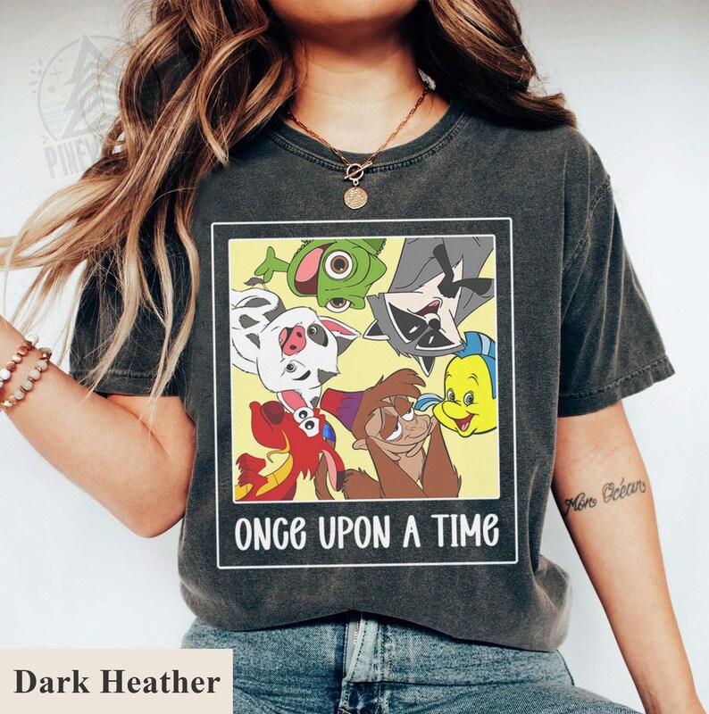 Op de afbeelding: Donkergrijs gem&ecirc;leerd T-shirt met een gele vierkant met tekenfilmfiguren en de tekst "ONCE UPON A TIME". Het shirt heeft een ronde hals en korte mouwen. Het shirt is gemaakt van een zacht, comfortabel materiaal.