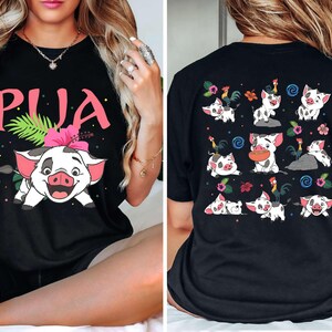 Puede incluir: Camiseta negra con un cerdo de dibujos animados y la palabra rosa "PUA", hojas tropicales y una flor. La parte trasera muestra varios cerdos de dibujos animados con gallos y flores.