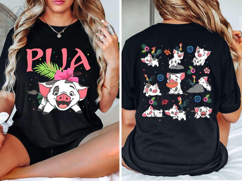 Puede incluir: Camiseta negra con un cerdo de dibujos animados y la palabra rosa "PUA", hojas tropicales y una flor. La parte trasera muestra varios cerdos de dibujos animados con gallos y flores.