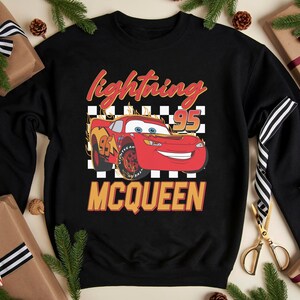 Camiseta de Rayo McQueen de Disney Cars, sudadera de carreras con bandera a cuadros del 95, camiseta de equipo de boxes para cumpleaños de niño, regalo de vacaciones familiares de Disney imagen 6
