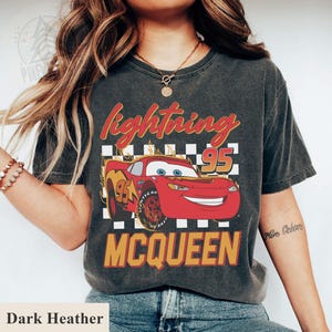 Camiseta de Rayo McQueen de Disney Cars, sudadera de carreras con bandera a cuadros del 95, camiseta de equipo de boxes para cumpleaños de niño, regalo de vacaciones familiares de Disney imagen 2