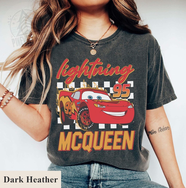 Camiseta de Rayo McQueen de Disney Cars, sudadera de carreras con bandera a cuadros del 95, camiseta de equipo de boxes para cumpleaños de niño, regalo de vacaciones familiares de Disney imagen 2