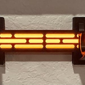 Soporte de pared Darksaber en línea, varios colores, LED inalámbrico, activado por movimiento, pantalla horizontal Legacy, empuñadura de sable de luz completo Naranja