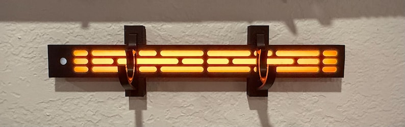 Soporte de pared Darksaber en línea, varios colores, LED inalámbrico, activado por movimiento, pantalla horizontal Legacy, empuñadura de sable de luz completo Naranja