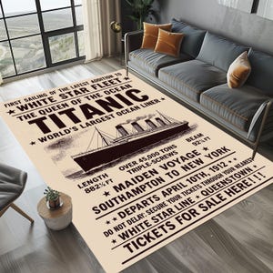 Könnte beinhalten: Beiger rechteckiger Teppich mit einer Vintage-Illustration des Ozeanliners Titanic. Der Teppich enthält Text über die Jungfernfahrt des Schiffes, einschließlich seiner Länge von 269 Metern und seiner Breite von 28 Metern. Der Teppich enthält auch den Text "Tickets hier erhältlich!!!"