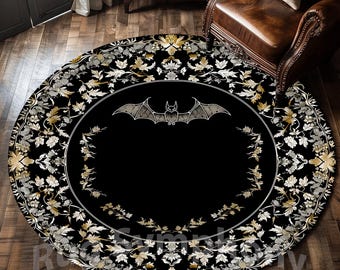 Könnte beinhalten: Runder Teppich in Schwarz und Gold mit einer weißen Fledermaus-Silhouette in der Mitte. Der Teppich hat ein florales Muster mit filigranen Details.