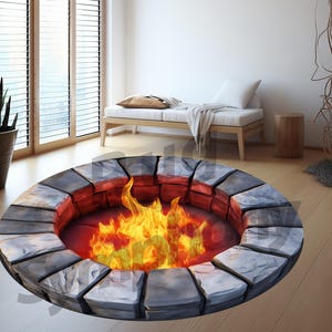 Può includere: Un tappeto rotondo con un design a focolare. Il tappeto presenta un anello di pietre grigie che circondano un centro infuocato con fiamme arancioni e gialle. Il tappeto è posizionato su un pavimento in legno.