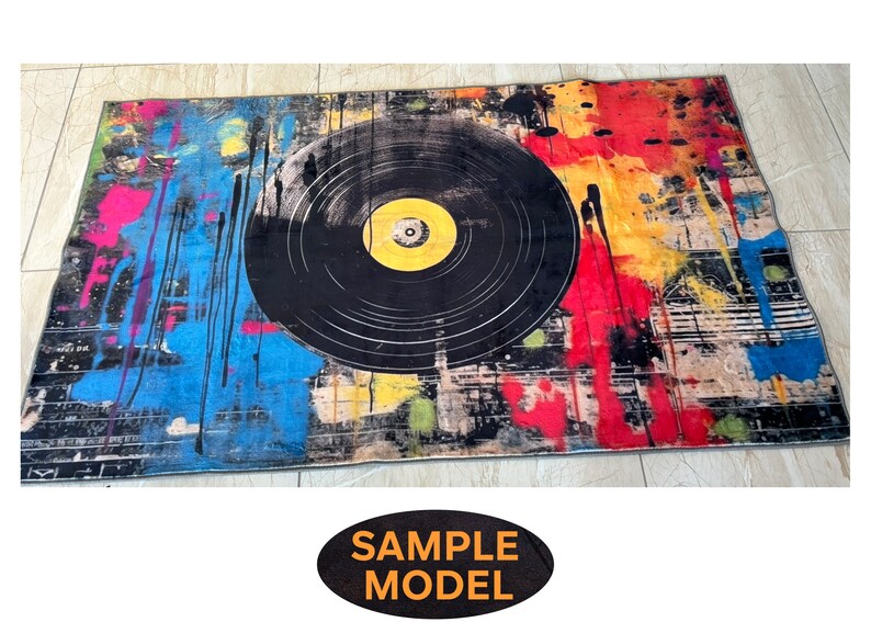 K&ouml;nnte beinhalten: Ein bunter Teppich mit einem gro&szlig;en schwarzen Schallplatten-Design. Der Teppich hat Spritzer in Gelb, Rot, Blau und Gr&uuml;n.