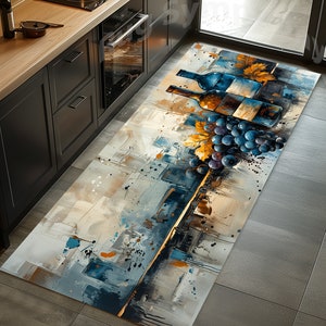 Könnte beinhalten: Abstrakter Küchenläufer mit einem blauen, weißen und goldenen Design mit zwei Weinflaschen und einer Traube.