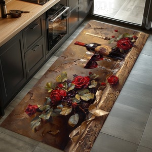 Puede incluir: Una alfombra de cocina marrón y dorada con una pintura de rosas rojas, uvas y botellas de vino. La alfombra tiene un aspecto desgastado y vintage.
