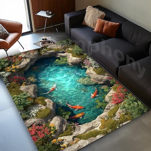 Pode incluir: Um tapete retangular com um lago com peixes koi. O tapete tem um efeito de água turquesa, rodeado por rochas, vegetação e flores. O design cria uma ilusão 3D.