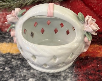 Cesta de porcelana vintage con detalles florales