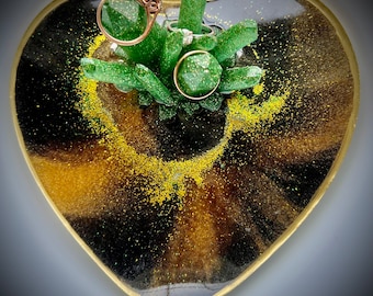 Accessory plate with crystal ring holder