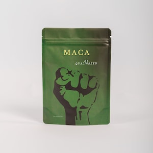 Puede incluir: Bolsa verde con un gráfico de puño negro y el texto "MACA BY QUALIGREEN".