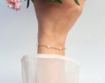 Dainty Real Freshwater Pearl Bracelet, Wedding Bracelet, Minimalist Bracelet, Pearl Beaded Bracelet, Bridesmaid Gift, Gift for Mom