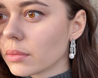 Grandes boucles d'oreilles pendantes avec perles. Boucles d'oreilles esthétiques avec perle naturelle. Métal texturé