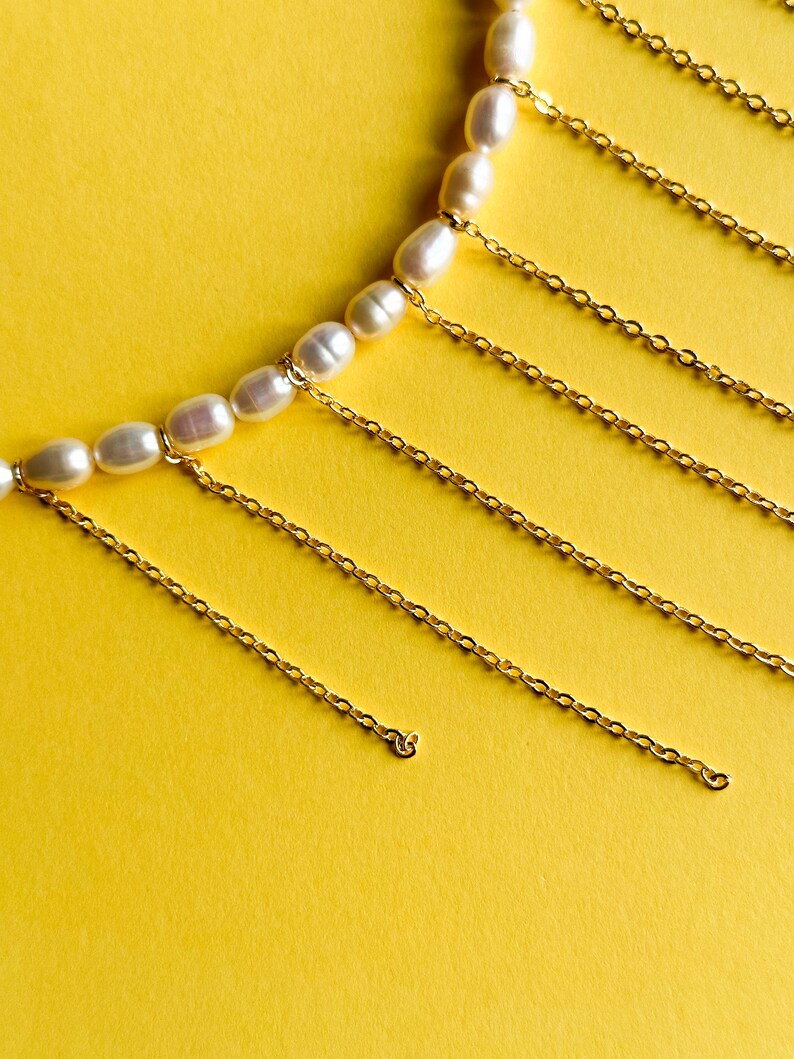 Collier tendance perles et chaînes. Collier avec perles blanches et chaînes en plaqué or 18 carats. Collier de perles d'eau douce. Collier de perles élégant image 3