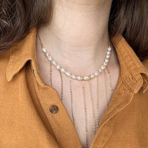 Collier tendance perles et chaînes. Collier avec perles blanches et chaînes en plaqué or 18 carats. Collier de perles d'eau douce. Collier de perles élégant image 5
