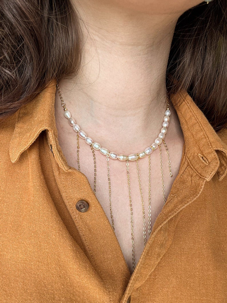 Collier tendance perles et chaînes. Collier avec perles blanches et chaînes en plaqué or 18 carats. Collier de perles d'eau douce. Collier de perles élégant image 5