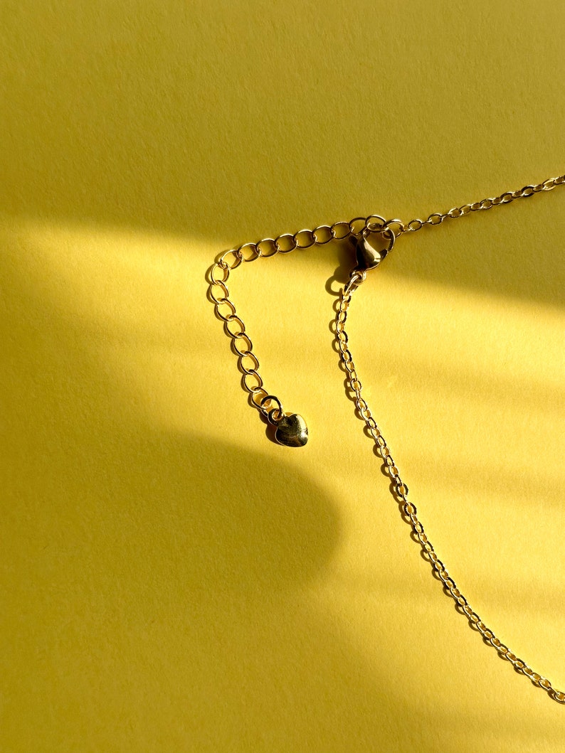 Collier tendance perles et chaînes. Collier avec perles blanches et chaînes en plaqué or 18 carats. Collier de perles d'eau douce. Collier de perles élégant image 8