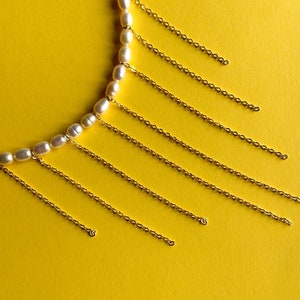 Collier tendance perles et chaînes. Collier avec perles blanches et chaînes en plaqué or 18 carats. Collier de perles d'eau douce. Collier de perles élégant image 1