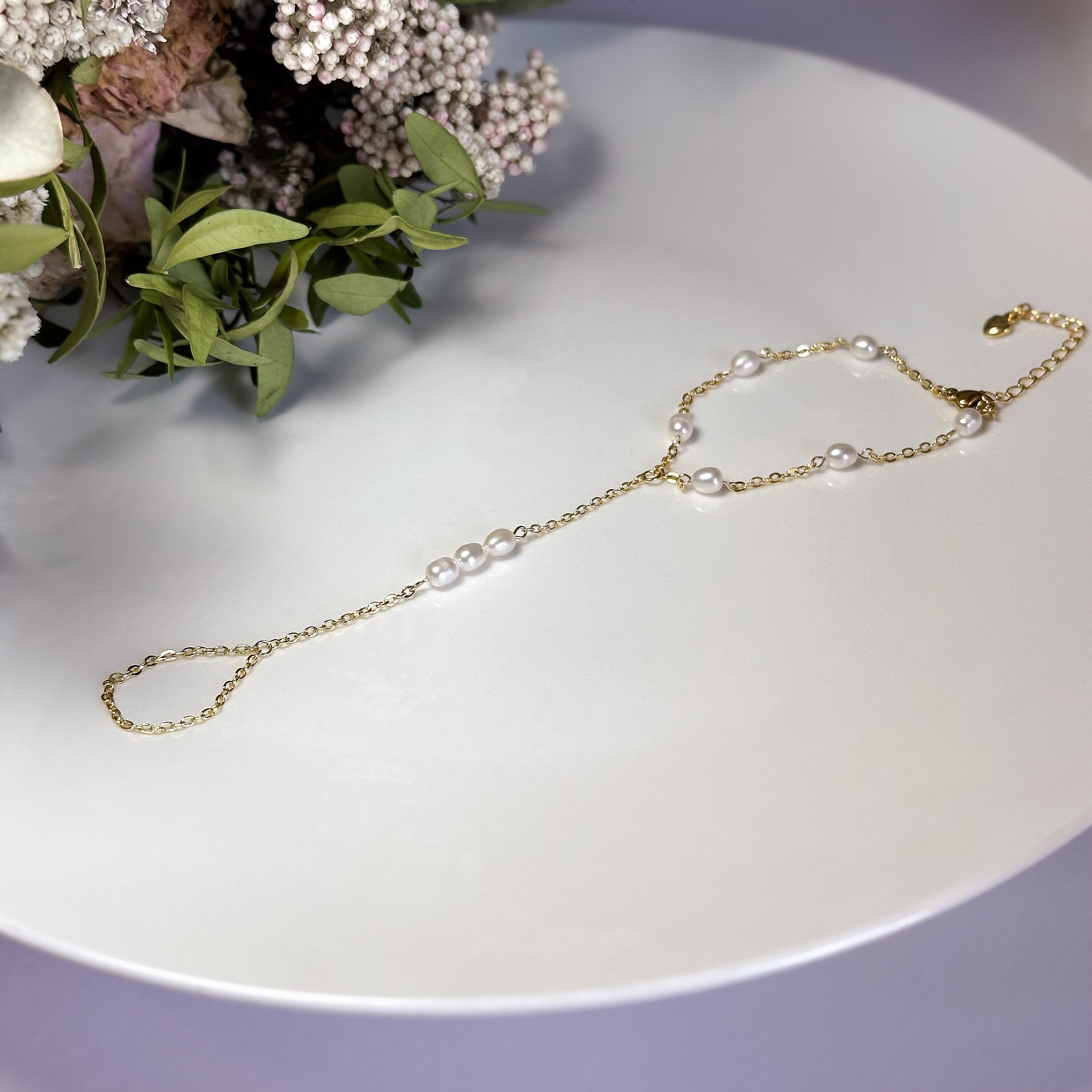 Bracciale di perle Oriente con sfera centrale in oro bianco intagliata