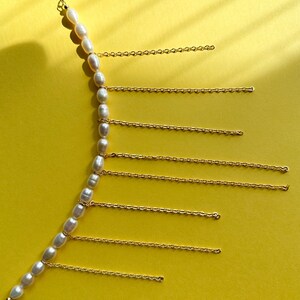 Collier tendance perles et chaînes. Collier avec perles blanches et chaînes en plaqué or 18 carats. Collier de perles d'eau douce. Collier de perles élégant image 9