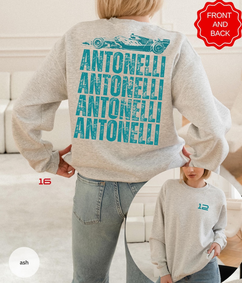 Pu&ograve; includere: Una felpa girocollo grigio cenere con una grafica color verde acqua di un'auto da corsa e il testo ANTONELLI ripetuto quattro volte sul retro. La parte anteriore della felpa mostra il numero 12 in verde acqua sul petto a sinistra.