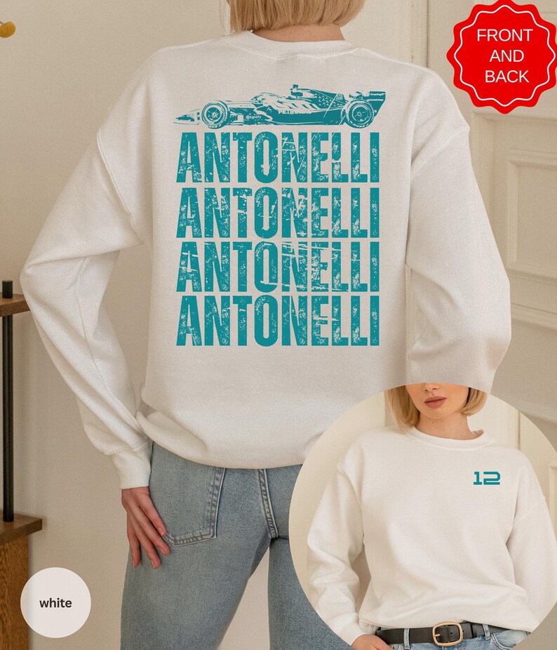 Pu&ograve; includere: Una felpa bianca a maniche lunghe con una grafica color verde acqua di un'auto da corsa e il testo ANTONELLI ripetuto sul retro. La parte anteriore della felpa mostra il numero 12 in verde acqua sul petto a sinistra, visibile in un riquadro.