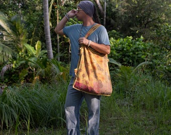Bolsa tiracolo tribal masculina – Kora Trail Tote, bolsa de ombro étnica vintage Kantha, bolsa de viagem boho reversível, feita à mão em cores terrosas.