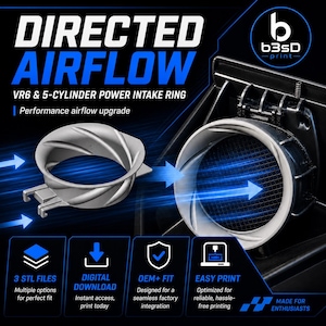 Op de afbeelding: Afbeelding van een prestatie-luchtstroomupgrade. De tekst luidt "DIRECTED AIRFLOW" en "VR6 & 5-CYLINDER POWER INTAKE RING". De afbeelding toont een zilveren inlaatring en een zwart onderdeel met blauwe pijlen die de luchtstroom aangeven. Extra tekst bevat "3 STL FILES", "DIGITAL DOWNLOAD", "OEM+ FIT" en "EASY PRINT".