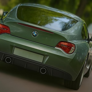 Może przedstawiać: Widok z tyłu zielonego samochodu sportowego BMW o eleganckim designie. Samochód posiada czarny dyfuzor tylny, podwójne rury wydechowe i czerwone światła tylne. Widoczne jest logo BMW.