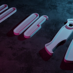 Puede incluir: Cinco navajas de bolsillo de metal blanco con un reflejo de luz de neón azul y rosa sobre una superficie texturizada gris oscuro.