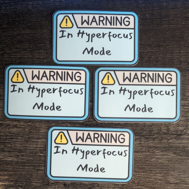 以下が含まれることがあります： 黄色い感嘆符と「WARNING In Hyperfocus Mode」というテキストが書かれた青と白の警告ステッカーが4枚です。