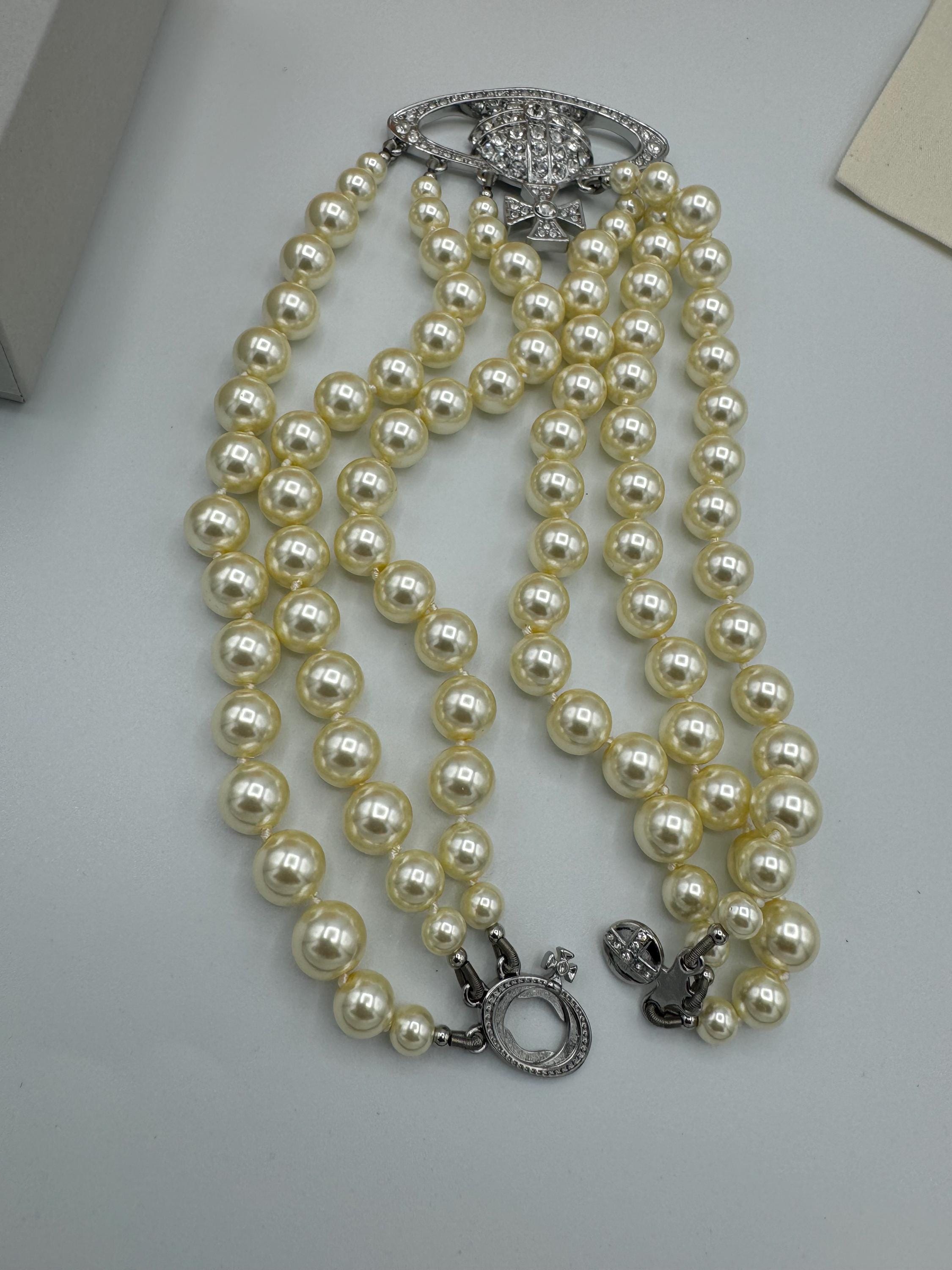 【Vivienne Westwood】Three row pearl bas relief choker Vivienne Westwood Silver-Tone Three Row Pearl Bas Relief