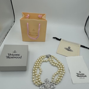 Gargantilla con bajorrelieve de tres filas de perlas de Vivienne Westwood