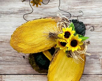 Rustic Wooden Bee Hanging Decor: Farmhouse Bumble Bee