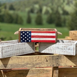 Puede incluir: Un letrero de madera rústica con el texto "Welcome to our home" en letras blancas. El letrero presenta un acabado envejecido y un diseño simple y acogedor, ideal para un porche o entrada.